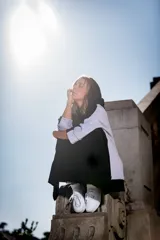 Canguro oversize con capucha y diseño de corte relajado, ideal para un look cómodo.