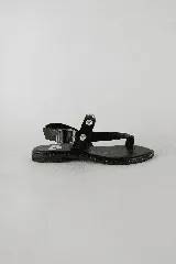 Sandalias de cuero color marrón con tachas sobre la tira del empeine y ajuste de hebilla en el talón.