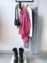Camisa blanca de manga larga con cuello clásico y botones frontales.