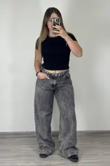 Pantalón de jean gris nevado, corte ancho y tiro medio.