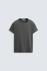 Camiseta gris oscuro de corte slim fit, con cuello redondo, mangas cortas y largo a la cadera.