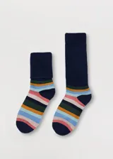Medias de media caña con felpa, tejido grueso y diseño a rayas horizontales en tonos azul, naranja, rojo, verde y marrón.