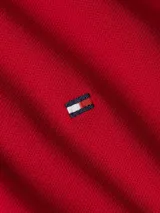 Chomba roja de Tommy Hilfiger de corte slim, con cuello Mao, logo bordado en el pecho y detalles distintivos de la marca.