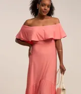 Vestido midi de viscosa color salmón, con escote hombro a hombro con volados y falda con volados en el ruedo.