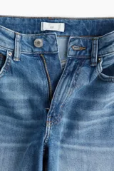 Pantalón de jean celeste de corte recto, tiro alto y cinco bolsillos.