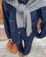 Sobrecamisa oversize de denim reciclado color azul marino.