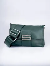 Bandolera de cuero color verde oscuro con correa ancha ajustable y hebilla metálica plateada.