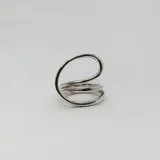 Anillo de plata 925 con diseño de espiral abierto.