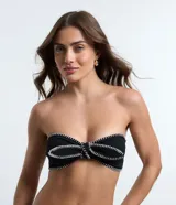 Top de bikini bandeau negro con tirantes extraíbles, lazo delantero y pespunte contrastante blanco.