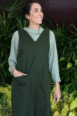 Vestido largo verde safari de gabardina de algodón, con corte recto, escote en V y bolsillos delanteros.