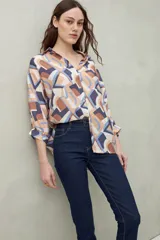Jean chupín de tiro alto color azul oscuro, con bolsillos delanteros y traseros, confeccionado en denim con textura suave y leve elasticidad que se adapta al cuerpo.