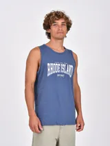 Musculosa azul oscuro con cuello redondo y estampado frontal que dice "RHODE ISLAND WEST COAST" en letras blancas.