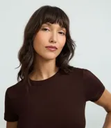 Blusa cropped de manga corta, cuello redondo, color marrón oscuro, confeccionada en tejido Rib.