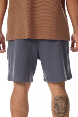 Bermuda gris de algodón premium con logo Vernal estampado en color mostaza, bolsillos laterales y trasero, cintura elástica con cordón ajustable y corte relajado.