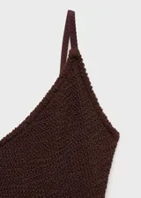 Traje de baño entero color marrón chocolate, con textura arrugada y tirantes finos.