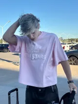 Remera celeste de corte holgado con cuello redondo y estampado en relieve con el logo de la marca y la frase "Ittai Stars".