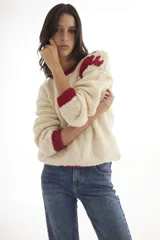 Sweater tejido a mano en Uruguay, de lana merino color crudo con cuello y detalle de langosta en rojo.