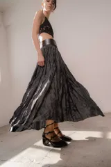 Pollera larga color beige con textura arrugada y abertura frontal.