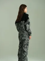 Campera de denim texturado con aplique de denim en el canesú, botones a presión color bronce y cuello de piel de cordero falsa.