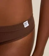 Kit de dos bombachas bikini sin estampa, texturizadas y con acabado seamless.