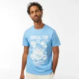 Remera celeste de manga corta con estampado blanco de palmeras y texto "Tropical Trip Maui Island 14.772 Great Paradise Rainforest".