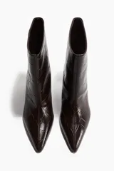 Botines cortos de mujer color marrón oscuro, con textura de cocodrilo en relieve y punta fina. Presentan un taco bajo y curvo, y un corte ajustado en el tobillo.