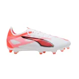 Championes de fútbol Puma Ultra 5 Match FG/AG, color blanco con detalles en naranja y negro.