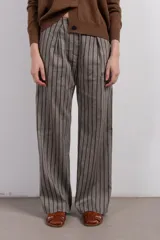 Pantalón de vestir de lino y viscosa color gris con rayas verticales marrones, corte sastrero y pinzas delanteras.