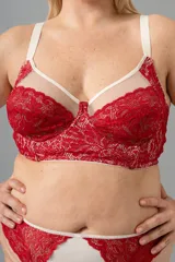 Corset corto en puntilla y tul rojo, con aros y espalda ancha con ganchos regulables.