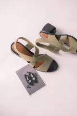 Sandalias de neopreno color verde oliva con puntera negra, taco geométrico de 6cm y plantilla de cuero.