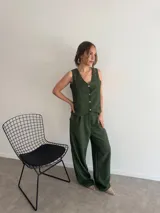 Pantalón de crepé color beige, de corte palazzo y tiro alto.