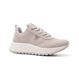 Championes deportivos Via Marte modelo Osira, color beige con detalles en blanco y logo en el lateral.