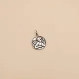 Dije redondo de plata 925 con la figura de un ángel querubín en relieve.