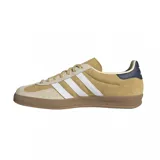 Championes Adidas Gazelle Indoor color beige con las tres tiras laterales blancas y suela marrón.