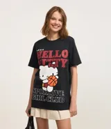 Remera negra de algodón con estampado de Hello Kitty jugando al baloncesto y texto "Sportive Girl Club".