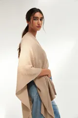Ruana color beige de tejido de punto con textura.