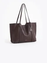 Cartera shopper negra de cuero vacuno flor, con grabados de cerezas distribuidos en la superficie. Tiene acceso mediante imán, manijas de cuero y un tag con mini aplique de cereza. Incluye un bolsillo desmontable con cierre metálico en su interior.