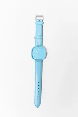 Reloj de pulsera color celeste con caja cuadrada y correa de cuero.