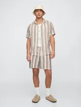 Short de lino a rayas verticales en tonos beige, negro y naranja.