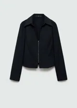 Camisa negra con raya diplomática, cuello camisero pico, cierre de cremallera frontal y manga larga.