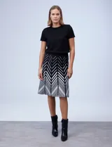 Falda tejida de rayas en degradé, con corte midi y diseño ajustado.