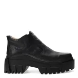 Zapatos de cuero color marrón con plataforma y cierre lateral.