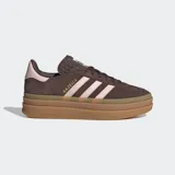 Championes Adidas Gazelle Bold color marrón con detalles en rosa y suela de plataforma color caramelo.