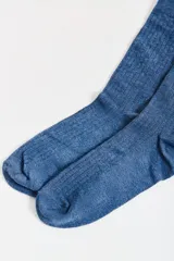 Pack de dos pares de medias de vestir Carouomo. Un par negro con diseño argyle en gris y blanco, y otro par azul con textura acanalada.