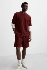 Bermuda negra de corte relaxed fit, con cintura elástica ajustable con cordón, bolsillos frontales y bolsillo trasero de parche.