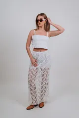 Falda larga de encaje blanco con cintura elastizada.