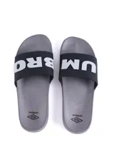 Ojotas Umbro color gris claro con logo verde en la tira.