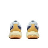 Zapatillas de trail running Merrell Antora 4 para mujer, color celeste con detalles en amarillo y suela color caramelo.