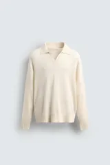 Sweater color crema de punto, con cuello polo y mangas largas. Tejido en hilatura de cáñamo con acabados en rib.