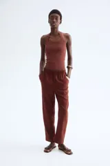 Pantalón tobillero marrón de corte holgado en tejido liviano de mezcla de lino. Modelo de tiro alto con elástico revestido y cordón para ajustar fino en la cintura, bolsillos al bies y piernas ajustadas.